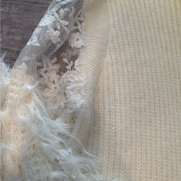 Chic Cream Sweater with Feathered Sleeves - Picture 2 of 6